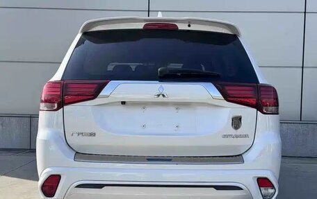 Mitsubishi Outlander III рестайлинг 3, 2022 год, 2 234 000 рублей, 5 фотография