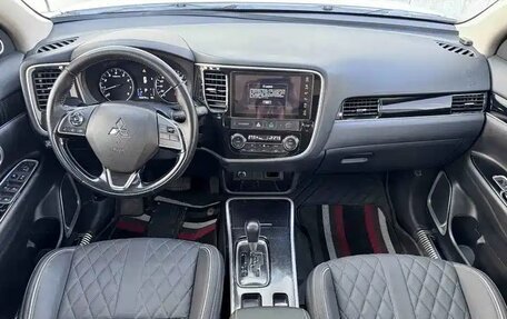 Mitsubishi Outlander III рестайлинг 3, 2022 год, 2 234 000 рублей, 11 фотография
