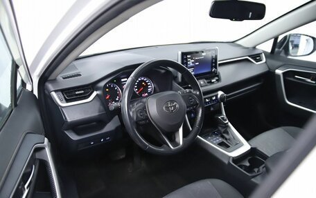Toyota RAV4, 2021 год, 3 450 000 рублей, 10 фотография