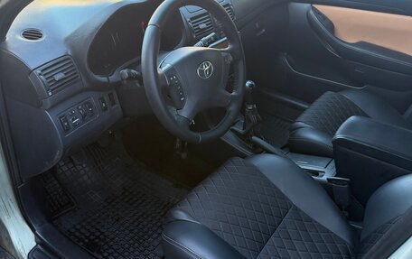 Toyota Avensis III рестайлинг, 2004 год, 749 000 рублей, 37 фотография