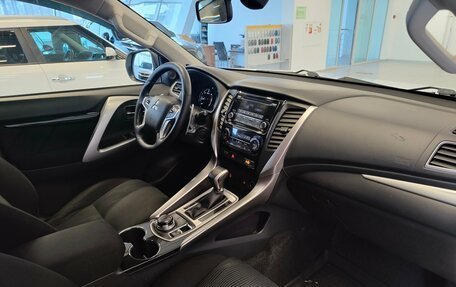 Mitsubishi Pajero Sport III рестайлинг, 2017 год, 2 700 000 рублей, 7 фотография