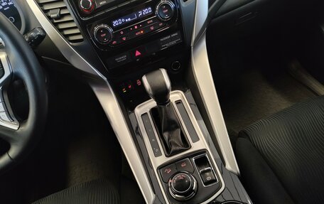 Mitsubishi Pajero Sport III рестайлинг, 2017 год, 2 700 000 рублей, 11 фотография