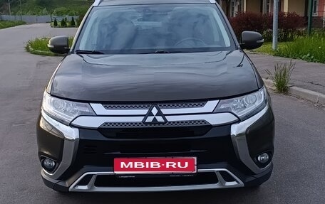 Mitsubishi Outlander III рестайлинг 3, 2020 год, 1 740 000 рублей, 1 фотография