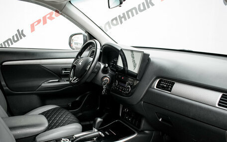 Mitsubishi Outlander III рестайлинг 3, 2017 год, 1 770 000 рублей, 13 фотография