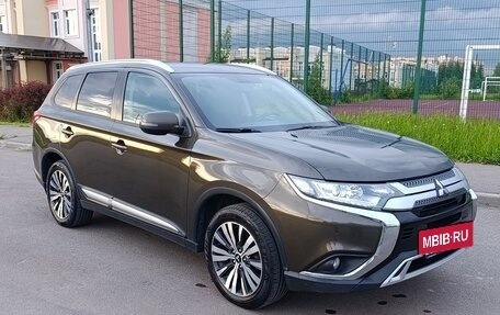 Mitsubishi Outlander III рестайлинг 3, 2020 год, 1 740 000 рублей, 2 фотография