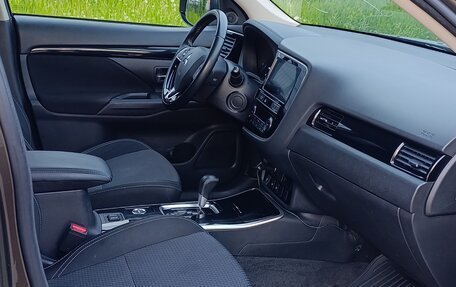 Mitsubishi Outlander III рестайлинг 3, 2020 год, 1 740 000 рублей, 7 фотография