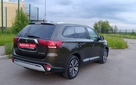 Mitsubishi Outlander III рестайлинг 3, 2020 год, 1 740 000 рублей, 4 фотография