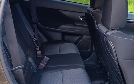 Mitsubishi Outlander III рестайлинг 3, 2020 год, 1 740 000 рублей, 11 фотография