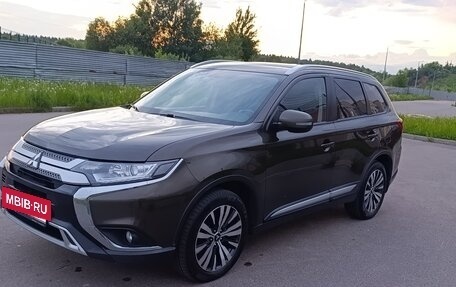 Mitsubishi Outlander III рестайлинг 3, 2020 год, 1 740 000 рублей, 6 фотография