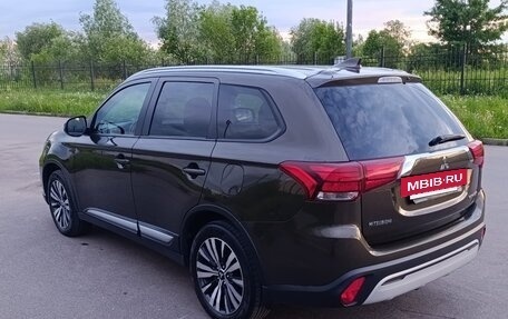 Mitsubishi Outlander III рестайлинг 3, 2020 год, 1 740 000 рублей, 5 фотография