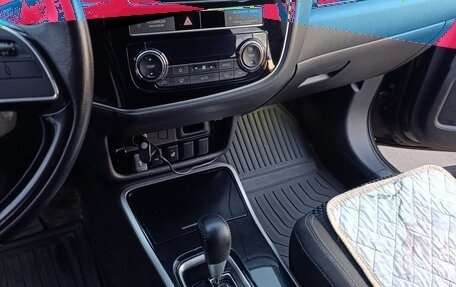 Mitsubishi Outlander III рестайлинг 3, 2020 год, 1 740 000 рублей, 14 фотография