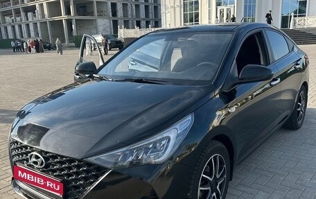Hyundai Solaris II рестайлинг, 2021 год, 1 580 000 рублей, 2 фотография