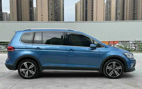 Volkswagen Touran III, 2022 год, 1 317 000 рублей, 7 фотография