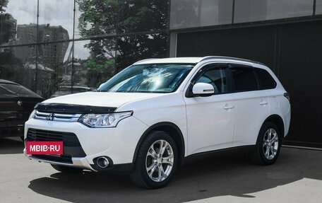 Mitsubishi Outlander III рестайлинг 3, 2014 год, 1 500 000 рублей, 2 фотография