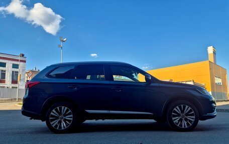 Mitsubishi Outlander III рестайлинг 3, 2018 год, 2 150 000 рублей, 4 фотография