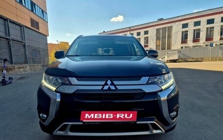 Mitsubishi Outlander III рестайлинг 3, 2018 год, 2 150 000 рублей, 2 фотография