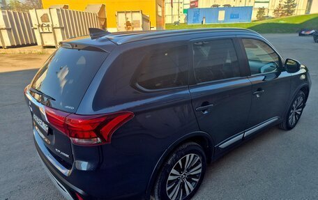 Mitsubishi Outlander III рестайлинг 3, 2018 год, 2 150 000 рублей, 6 фотография