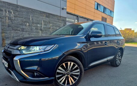 Mitsubishi Outlander III рестайлинг 3, 2018 год, 2 150 000 рублей, 10 фотография