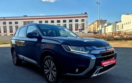 Mitsubishi Outlander III рестайлинг 3, 2018 год, 2 150 000 рублей, 3 фотография