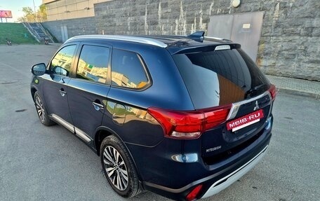 Mitsubishi Outlander III рестайлинг 3, 2018 год, 2 150 000 рублей, 9 фотография