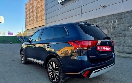 Mitsubishi Outlander III рестайлинг 3, 2018 год, 2 150 000 рублей, 8 фотография