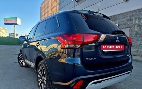 Mitsubishi Outlander III рестайлинг 3, 2018 год, 2 150 000 рублей, 12 фотография