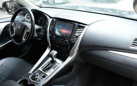 Mitsubishi Pajero Sport III рестайлинг, 2017 год, 2 400 000 рублей, 16 фотография