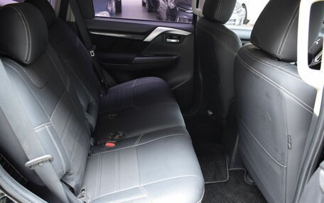 Mitsubishi Pajero Sport III рестайлинг, 2017 год, 2 400 000 рублей, 18 фотография