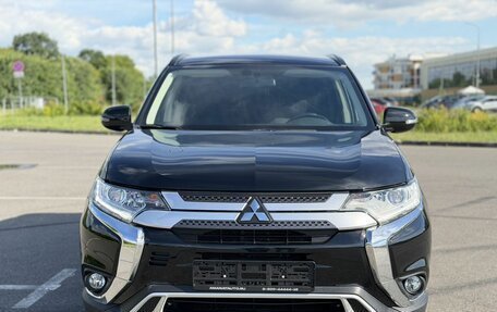 Mitsubishi Outlander III рестайлинг 3, 2021 год, 2 700 000 рублей, 2 фотография
