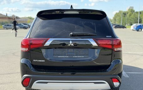 Mitsubishi Outlander III рестайлинг 3, 2021 год, 2 700 000 рублей, 5 фотография