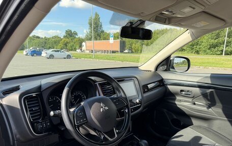 Mitsubishi Outlander III рестайлинг 3, 2021 год, 2 700 000 рублей, 14 фотография