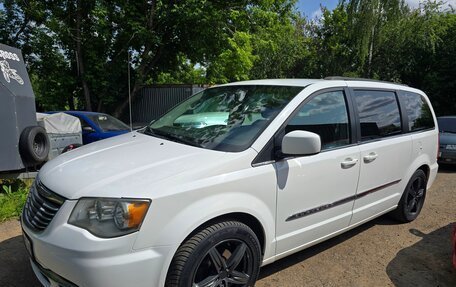 Chrysler Town & Country V рестайлинг, 2012 год, 1 490 000 рублей, 1 фотография