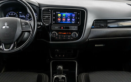 Mitsubishi Outlander III рестайлинг 3, 2019 год, 2 399 000 рублей, 15 фотография