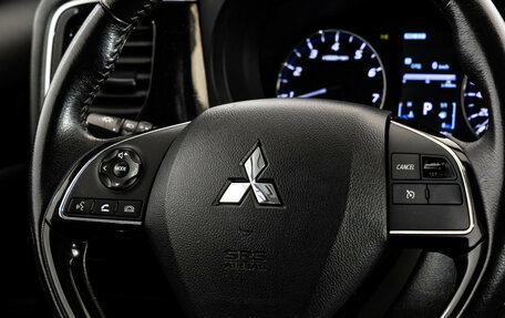 Mitsubishi Outlander III рестайлинг 3, 2019 год, 2 399 000 рублей, 13 фотография
