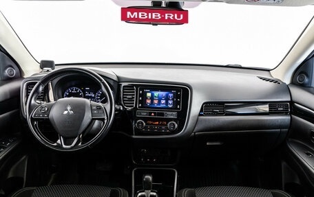 Mitsubishi Outlander III рестайлинг 3, 2019 год, 2 399 000 рублей, 11 фотография