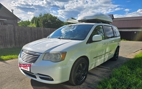 Chrysler Town & Country V рестайлинг, 2012 год, 1 490 000 рублей, 2 фотография