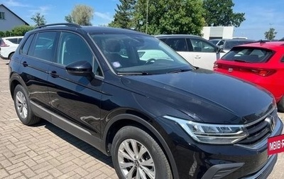 Volkswagen Tiguan II, 2022 год, 2 342 000 рублей, 1 фотография