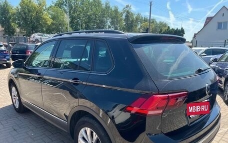 Volkswagen Tiguan II, 2022 год, 2 342 000 рублей, 2 фотография
