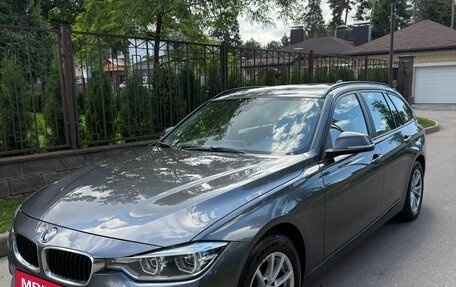 BMW 3 серия, 2018 год, 1 860 000 рублей, 3 фотография