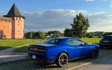 Dodge Challenger III рестайлинг 2, 2018 год, 3 800 000 рублей, 3 фотография
