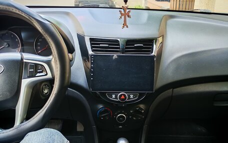 Hyundai Solaris II рестайлинг, 2012 год, 700 000 рублей, 10 фотография