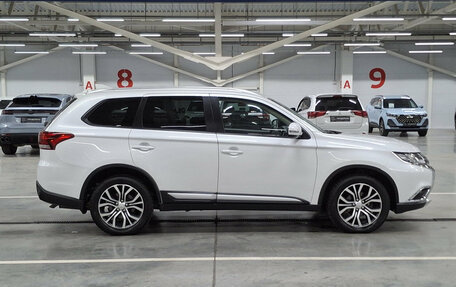 Mitsubishi Outlander III рестайлинг 3, 2018 год, 2 320 000 рублей, 8 фотография