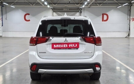 Mitsubishi Outlander III рестайлинг 3, 2018 год, 2 320 000 рублей, 10 фотография
