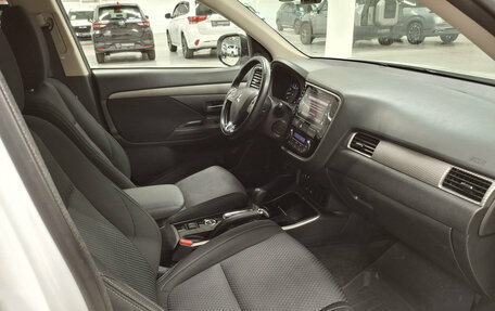 Mitsubishi Outlander III рестайлинг 3, 2018 год, 2 320 000 рублей, 15 фотография