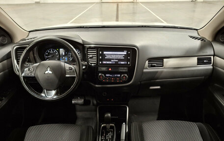 Mitsubishi Outlander III рестайлинг 3, 2018 год, 2 320 000 рублей, 18 фотография
