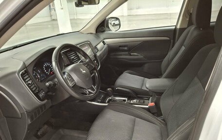 Mitsubishi Outlander III рестайлинг 3, 2018 год, 2 320 000 рублей, 20 фотография