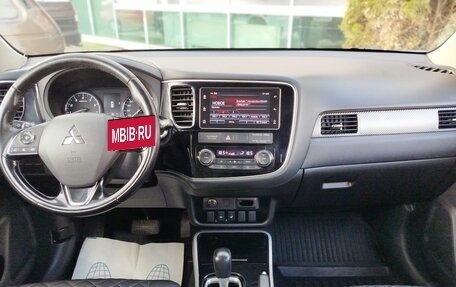 Mitsubishi Outlander III рестайлинг 3, 2018 год, 1 732 000 рублей, 15 фотография