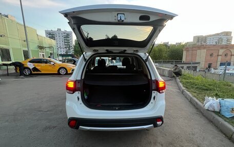 Mitsubishi Outlander III рестайлинг 3, 2018 год, 2 150 000 рублей, 10 фотография