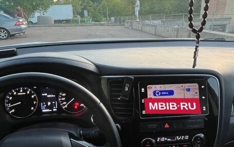 Mitsubishi Outlander III рестайлинг 3, 2018 год, 2 150 000 рублей, 3 фотография