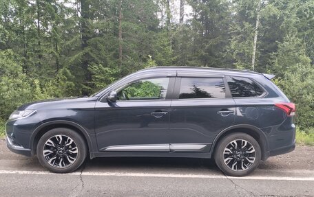 Mitsubishi Outlander III рестайлинг 3, 2022 год, 2 800 000 рублей, 3 фотография